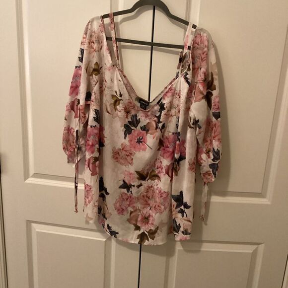 NWT Ladies‎ Torrid Cold Shoulder Floral Top Floral size 3 - Picture 1 of 5